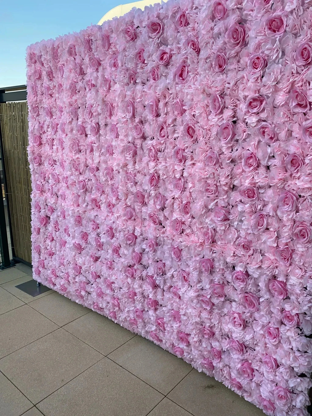 Decoración de fondo de pared con flores artificiales de rosas de seda rosa