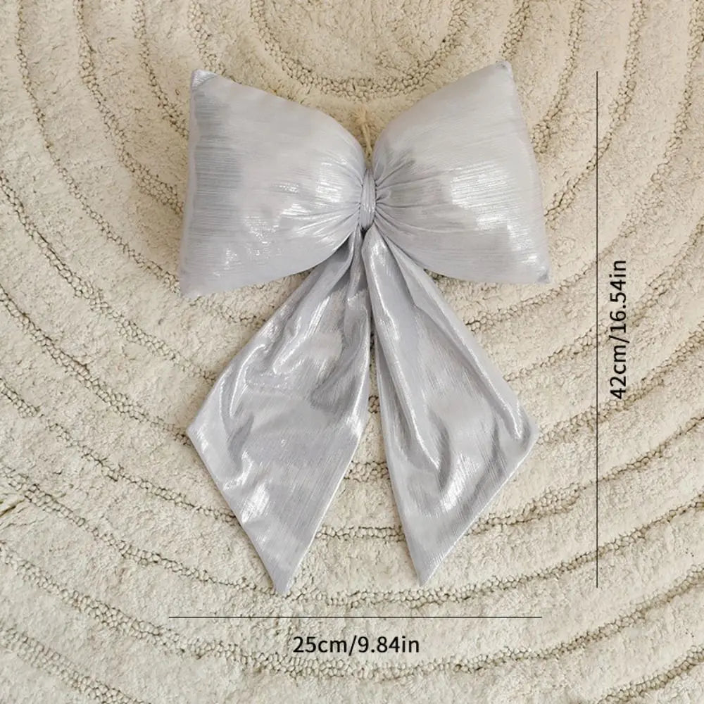 Decorazione natalizia con fiocchi rossi di grandi dimensioni per la punta dell'albero.