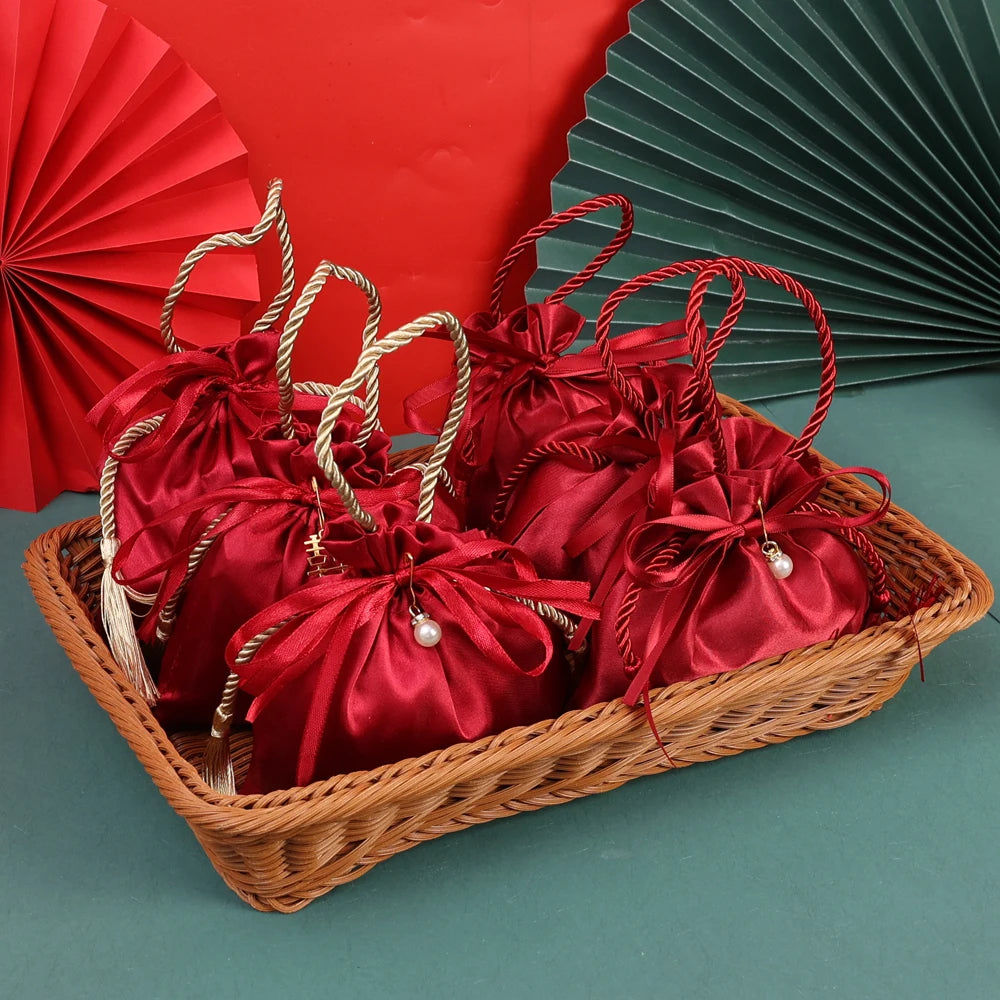 Sacchetto di stoffa con coulisse per i regali degli ospiti delle nozze, colore rosso.