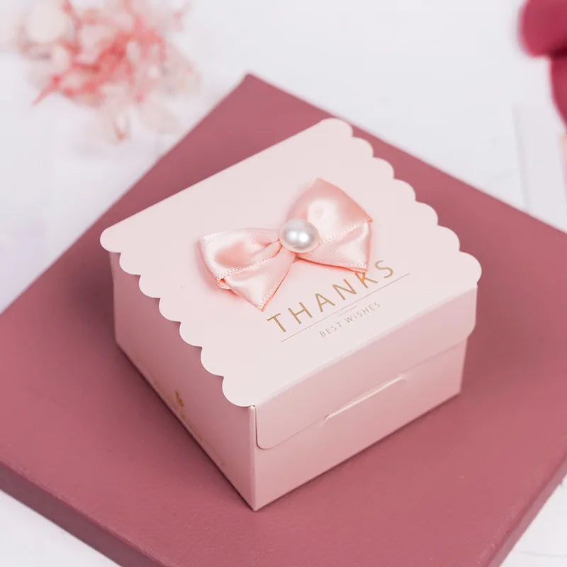 Scatola porta caramelle con fiori, quadrata, rosa, nastro, sacchetto di carta, 5 pezzi.