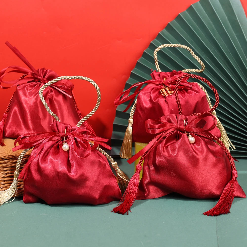 Sacchetto di stoffa con coulisse per i regali degli ospiti delle nozze, colore rosso.