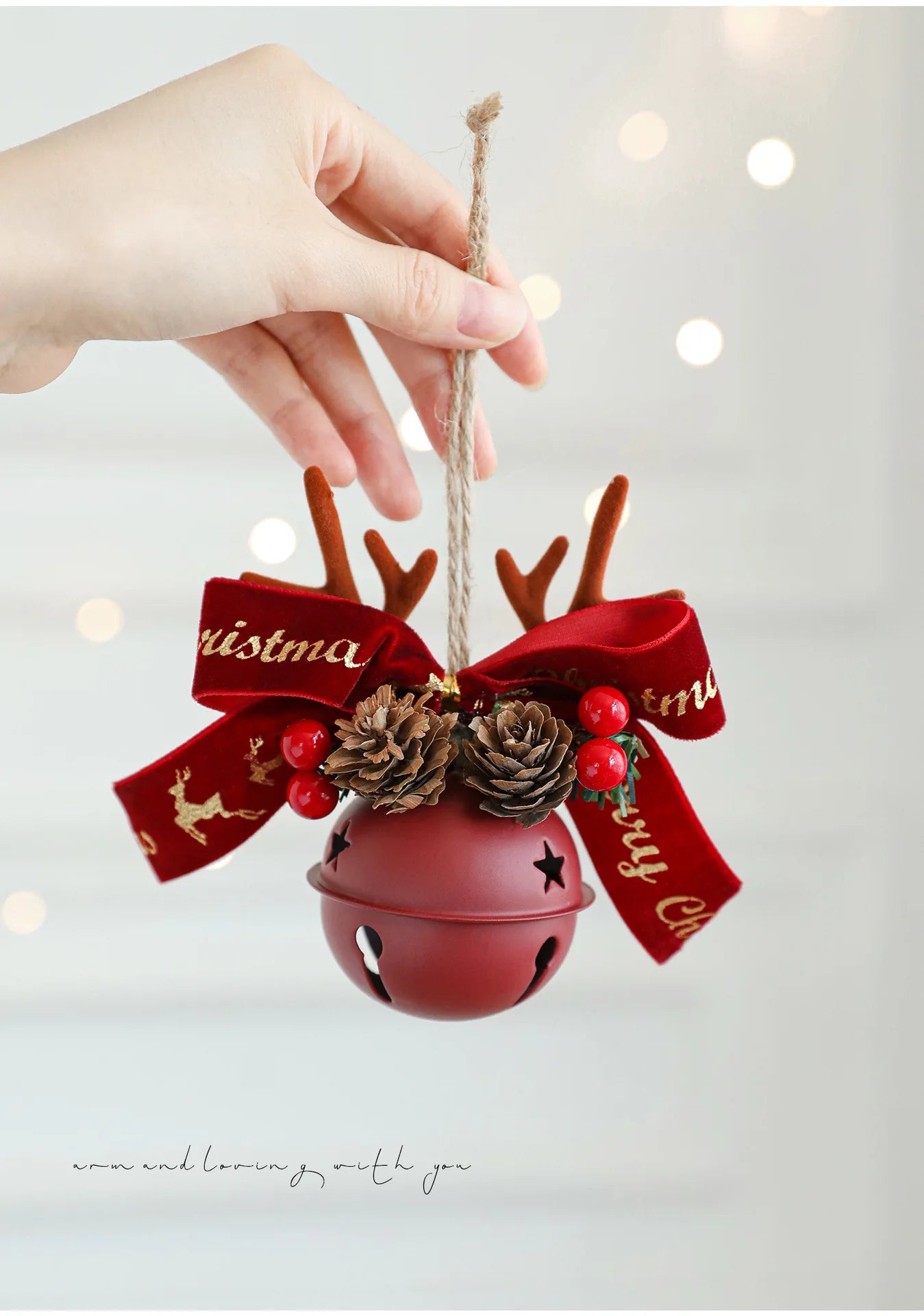 Campanelli di Natale, corna, fiocchi, pigne, albero di Natale.