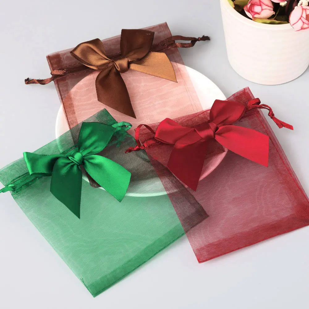 Sacchetto regalo in organza con coulisse e fiocco.