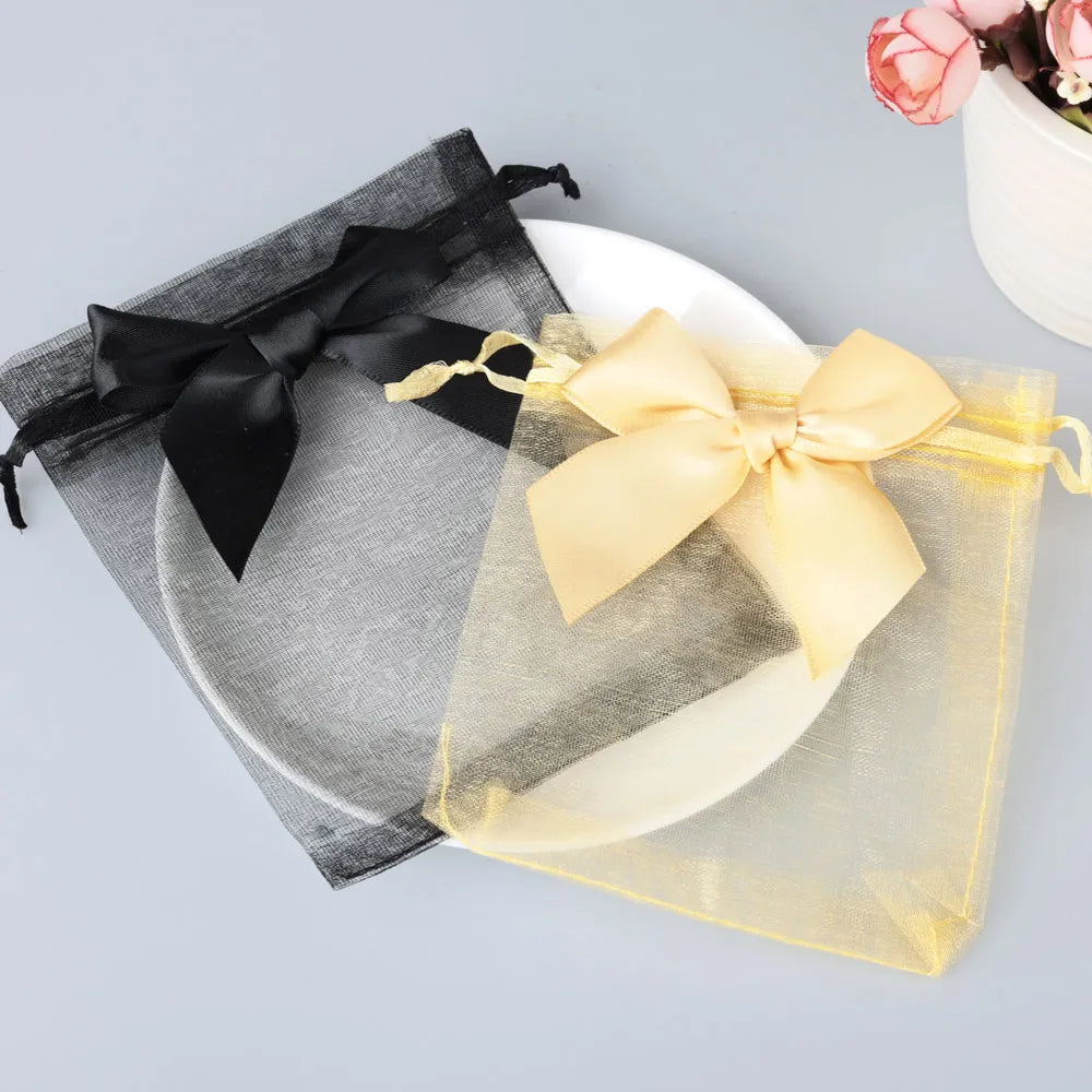 Sacchetto regalo in organza con coulisse e fiocco.