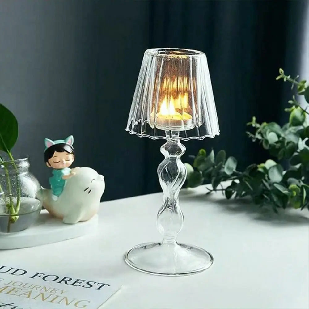 Gestreifter Kerzenständer aus Glas mit hohem Fuß, kreativ und zart.