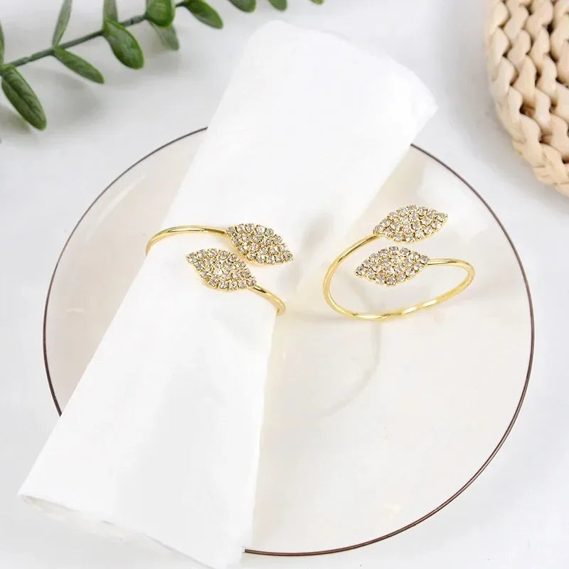 Anillos de servilleta con hojas, elegante decoración de mesa con hojas doradas y plateadas.