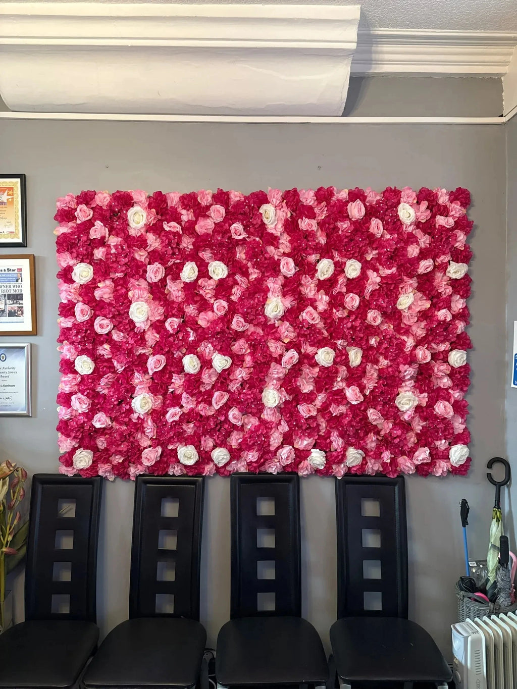 Decoración de fondo de pared con flores artificiales de rosas de seda rosa