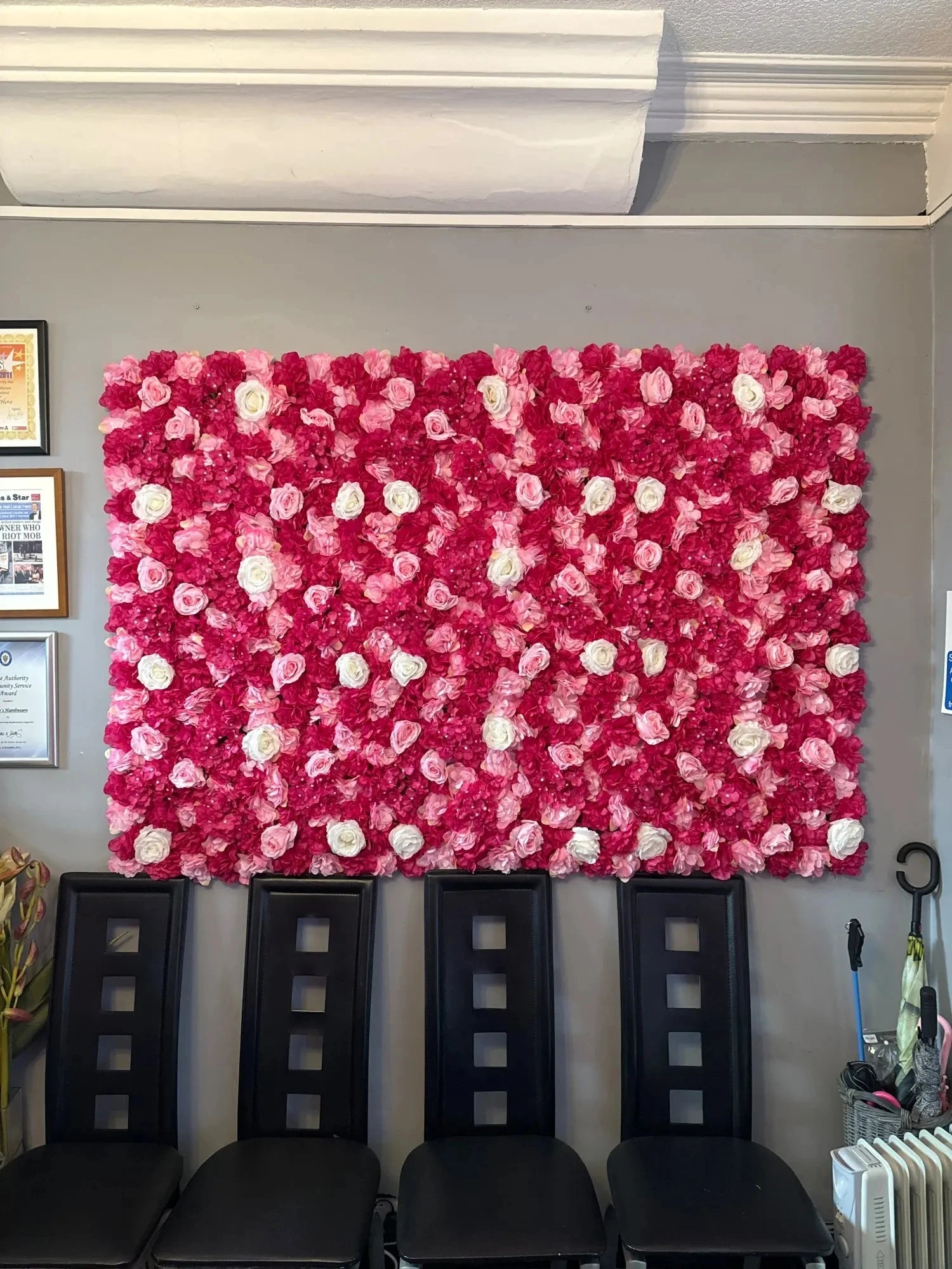 Decoración de fondo de pared con flores artificiales de rosas de seda rosa