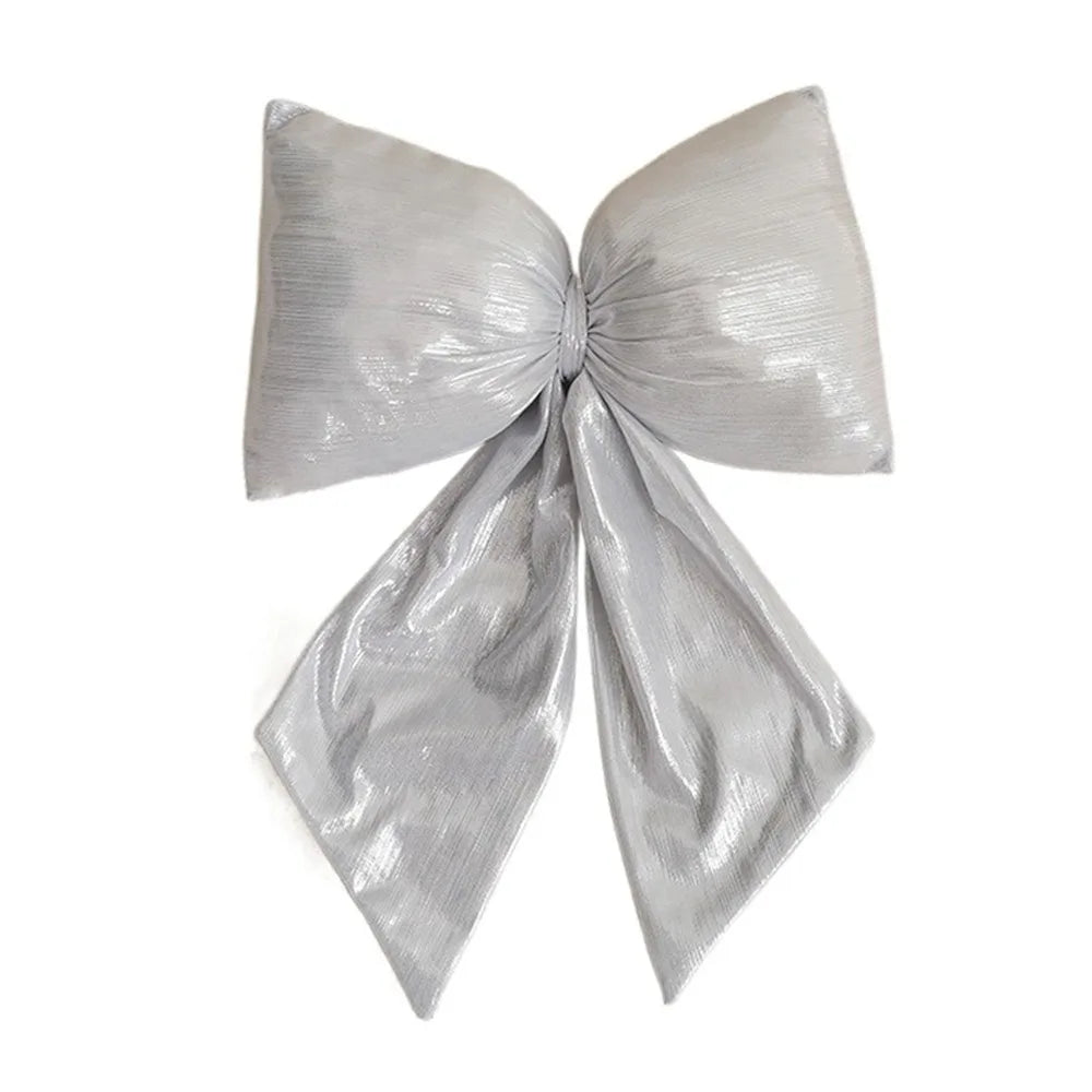 Decorazione natalizia con fiocchi rossi di grandi dimensioni per la punta dell'albero.