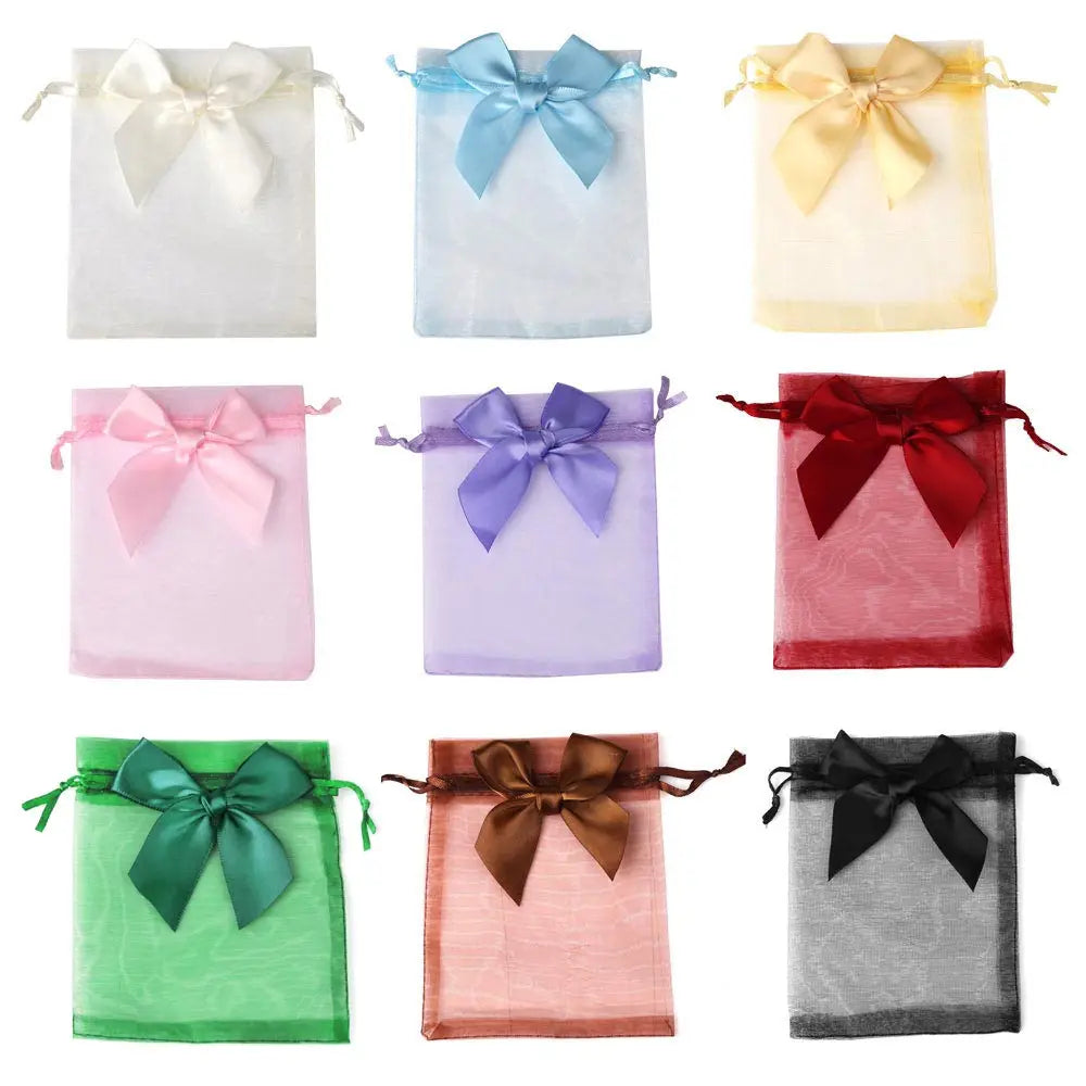 Sacchetto regalo in organza con coulisse e fiocco.