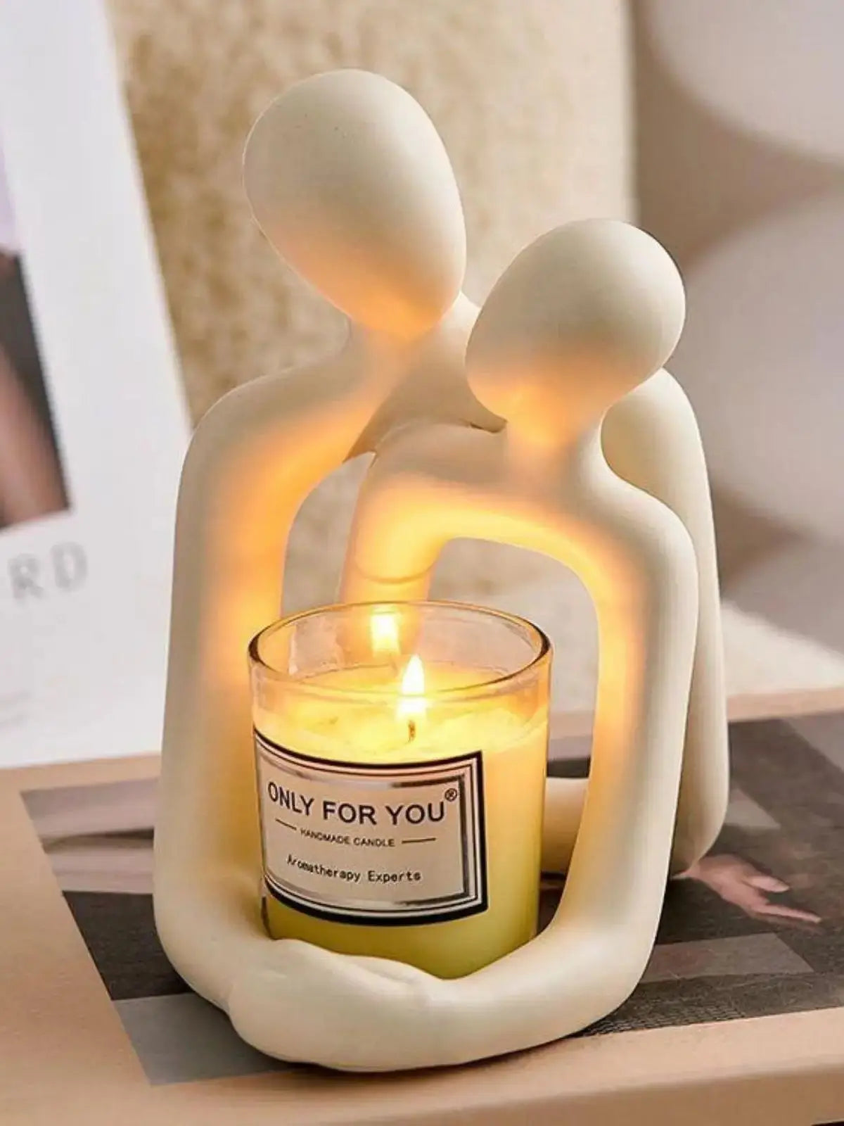 Statua in resina raffigurante una coppia di innamorati, un elemento decorativo moderno e senza tempo.