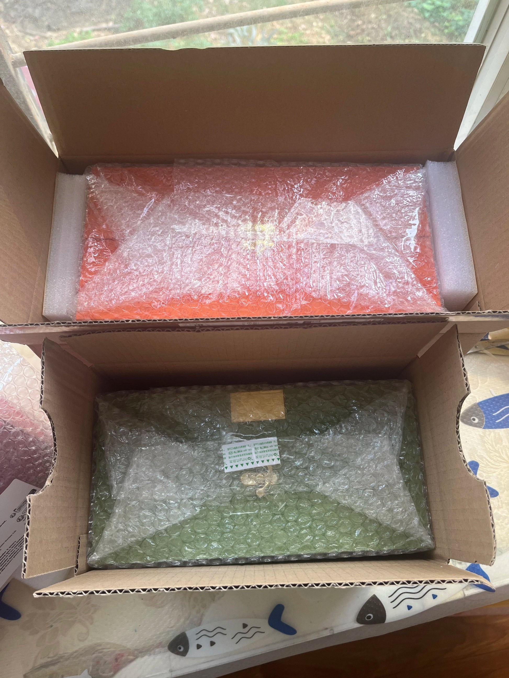 Scatola regalo in metallo con sciarpa di lusso.