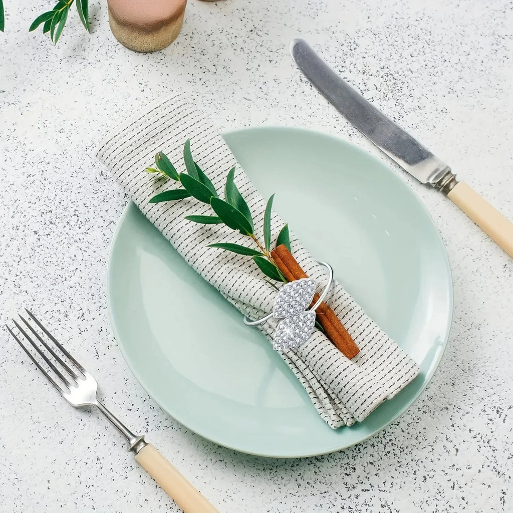 Anillos de servilleta con hojas, elegante decoración de mesa con hojas doradas y plateadas.