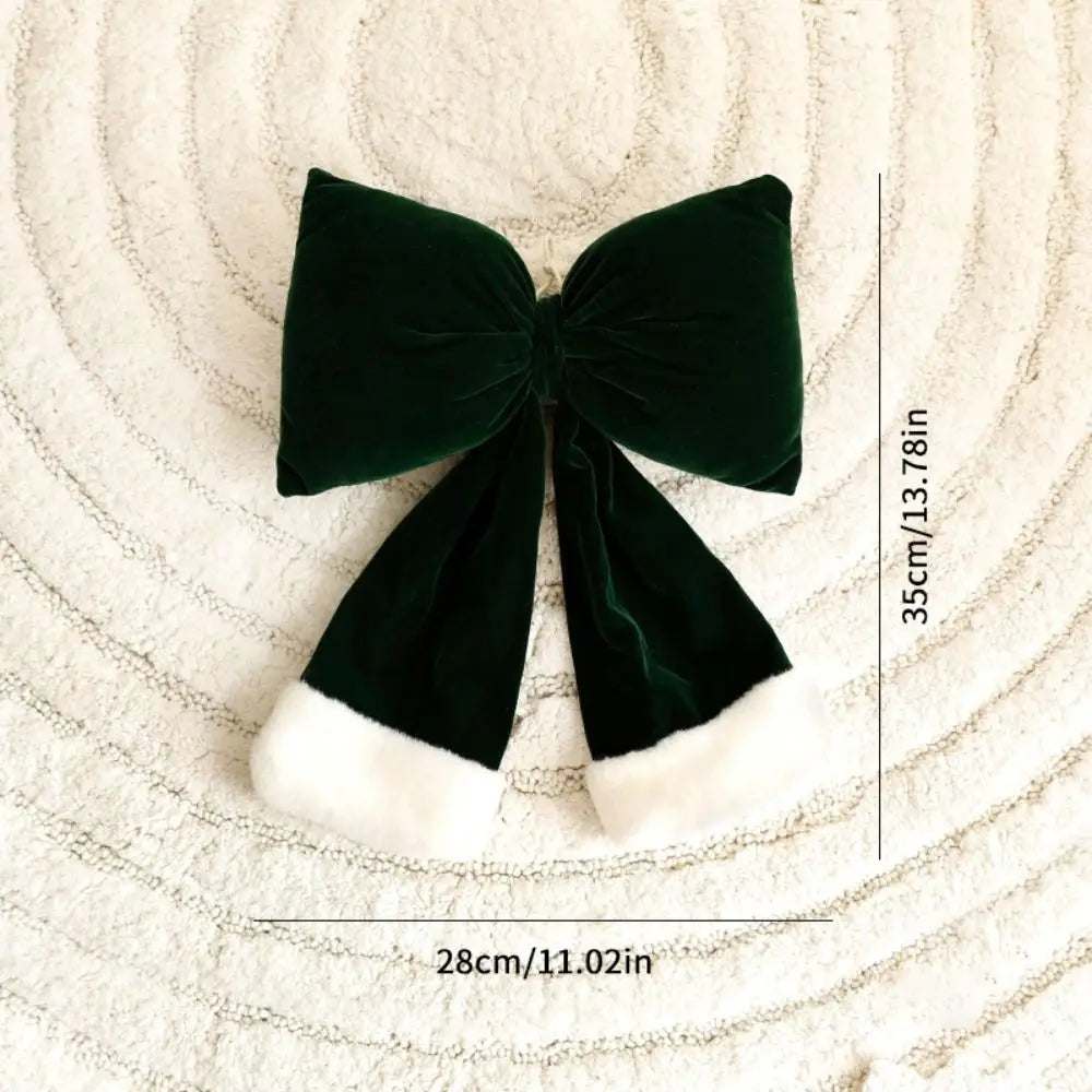 Decorazione natalizia con fiocchi rossi di grandi dimensioni per la punta dell'albero.