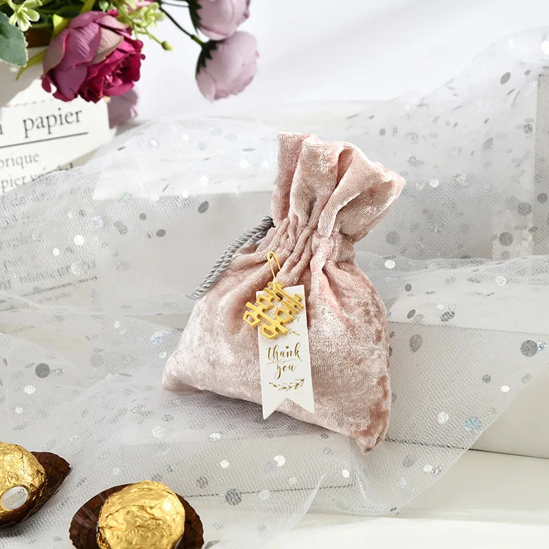 Borsa in velluto con coulisse e nappa.