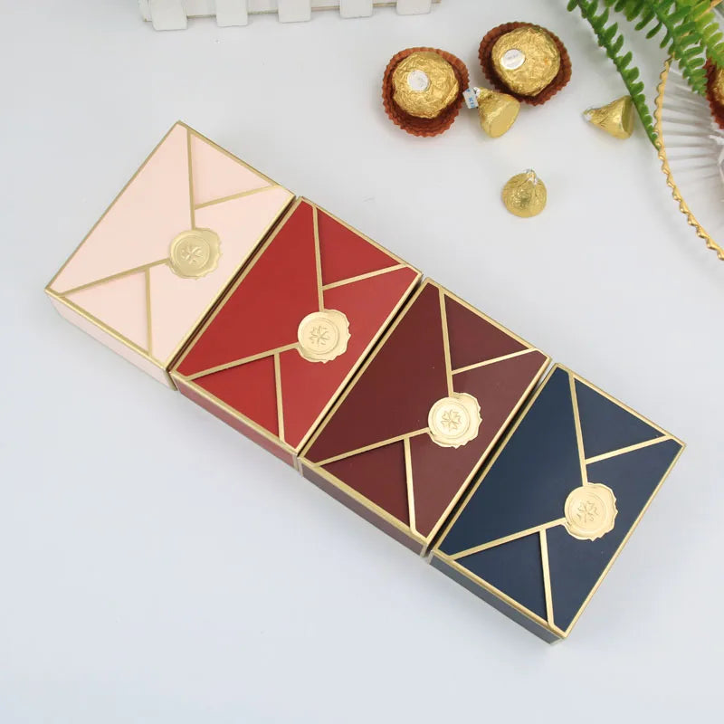 Nuove scatole regalo a forma di busta per bomboniere di nozze.