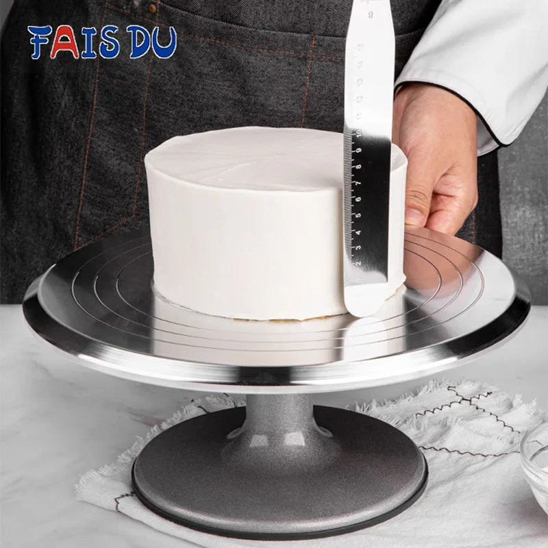 Drehteller aus Edelstahl – ideal für die Kerzenherstellung oder Kuchendekoration.