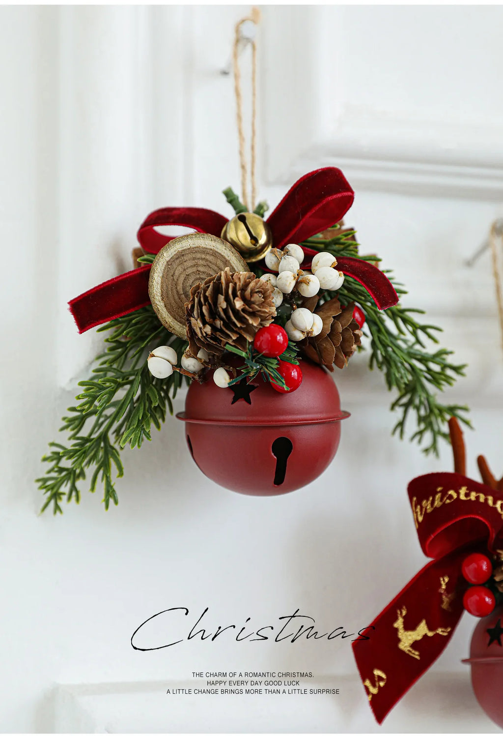 Campanas de Navidad, astas, lazos, piñas, árbol de Navidad.