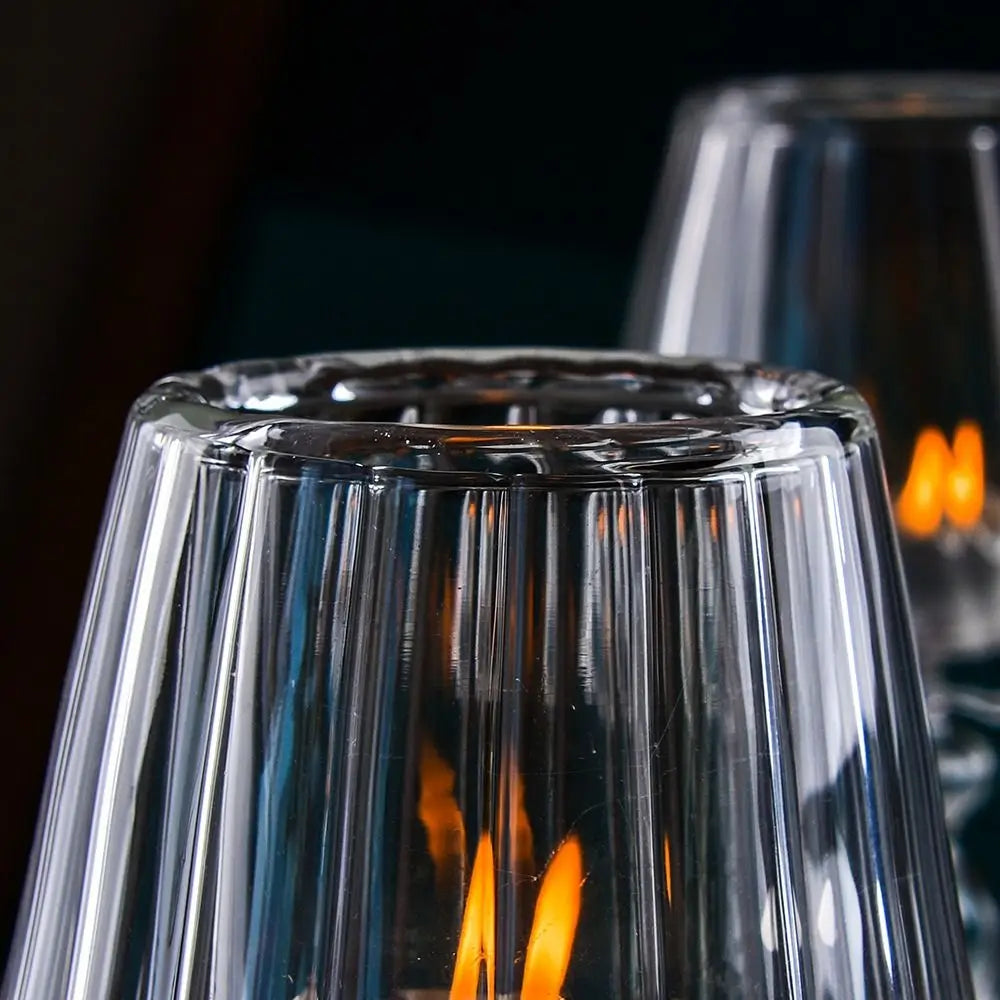 Gestreifter Kerzenständer aus Glas mit hohem Fuß, kreativ und zart.