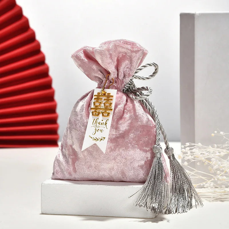 Borsa in velluto con coulisse e nappa.