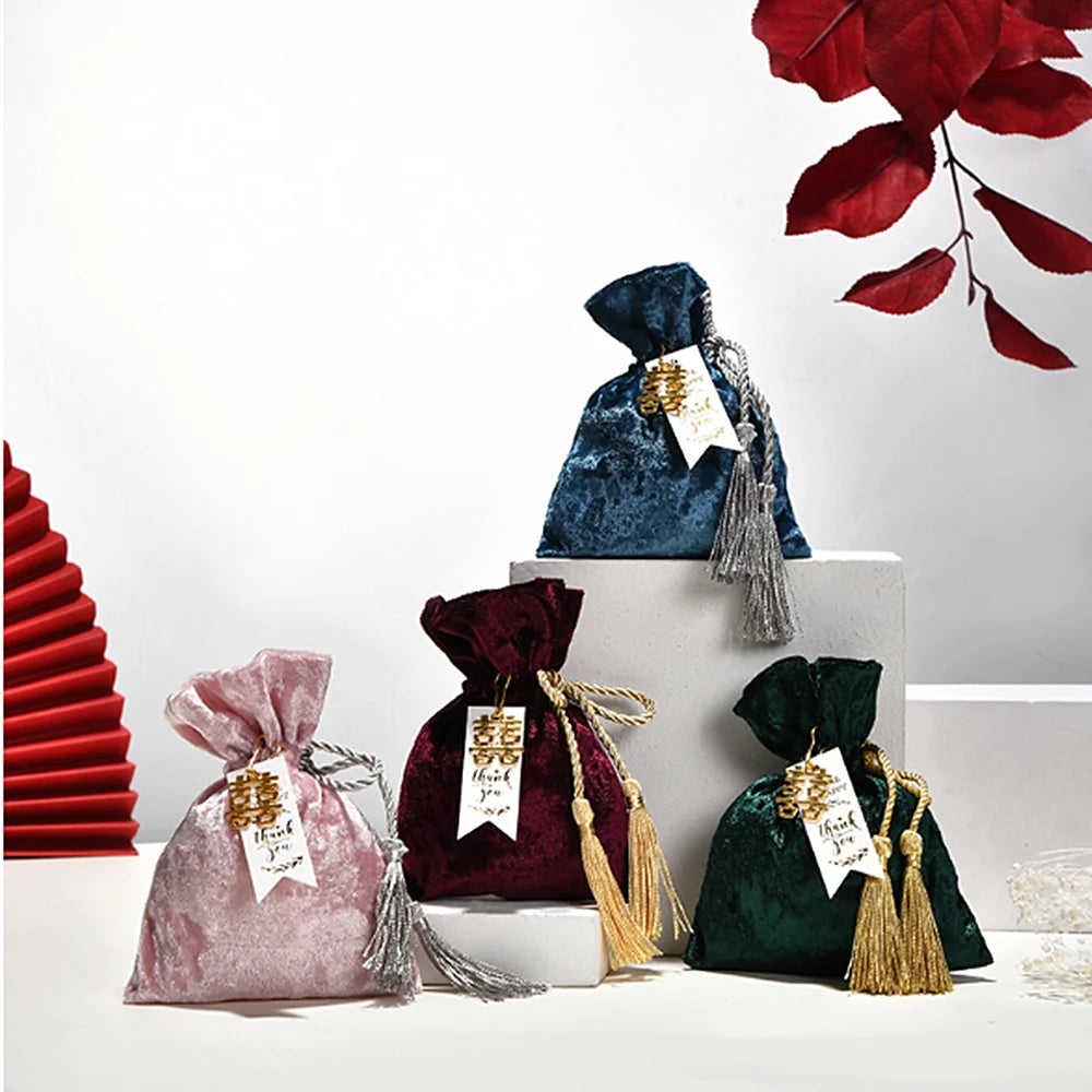 Borsa in velluto con coulisse e nappa.