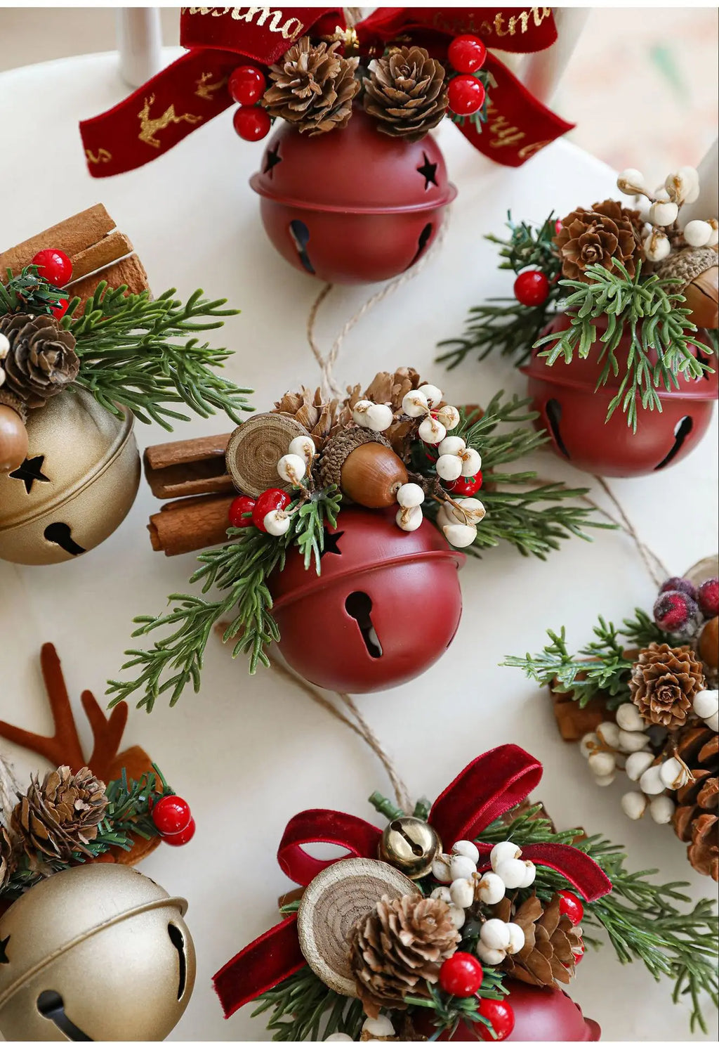 Campanas de Navidad, astas, lazos, piñas, árbol de Navidad.