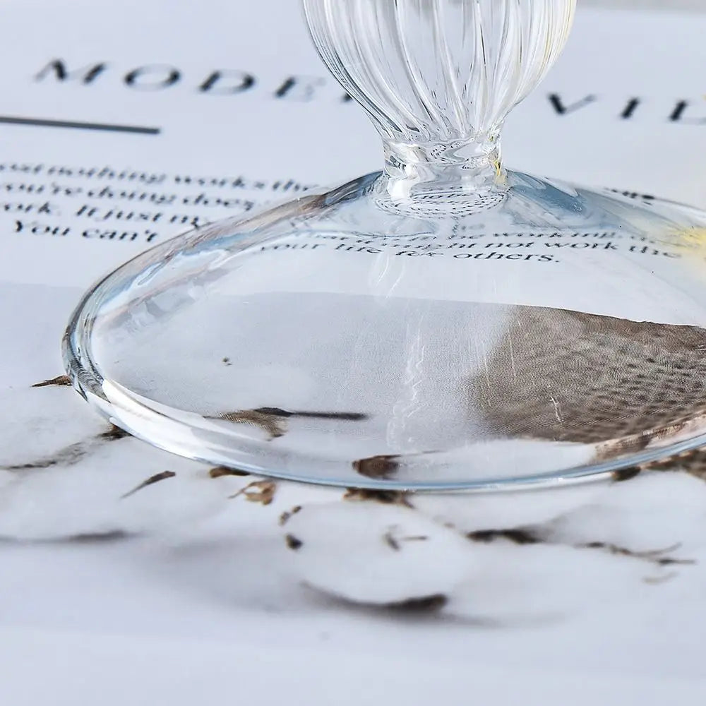 Gestreifter Kerzenständer aus Glas mit hohem Fuß, kreativ und zart.