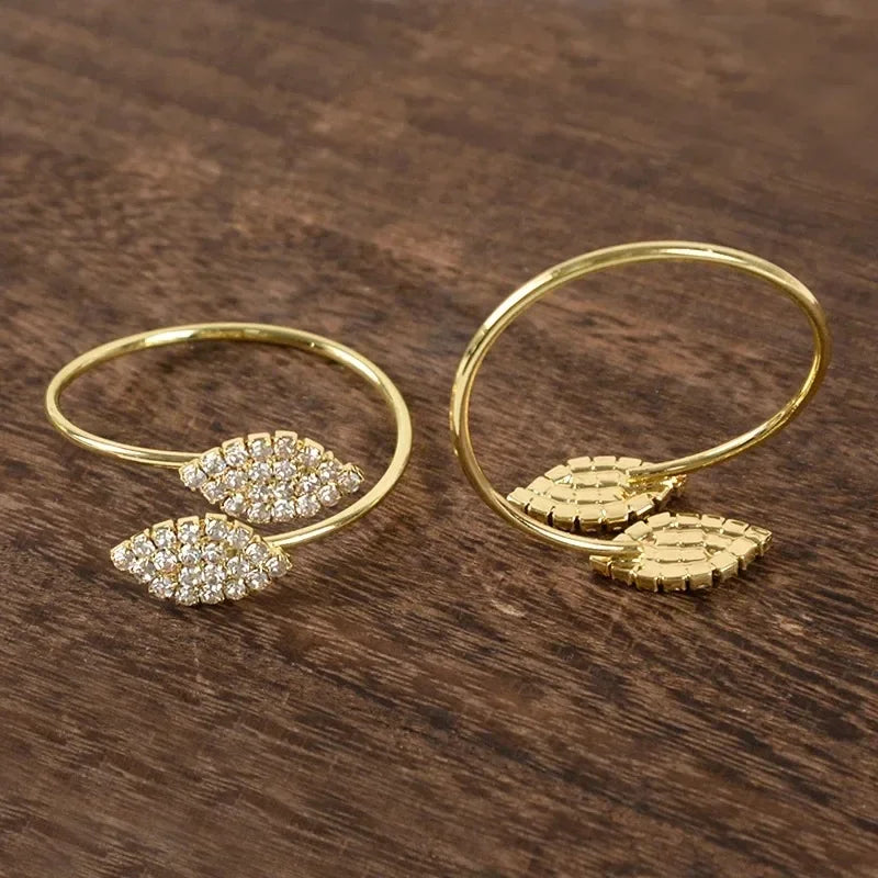 Anillos de servilleta con hojas, elegante decoración de mesa con hojas doradas y plateadas.