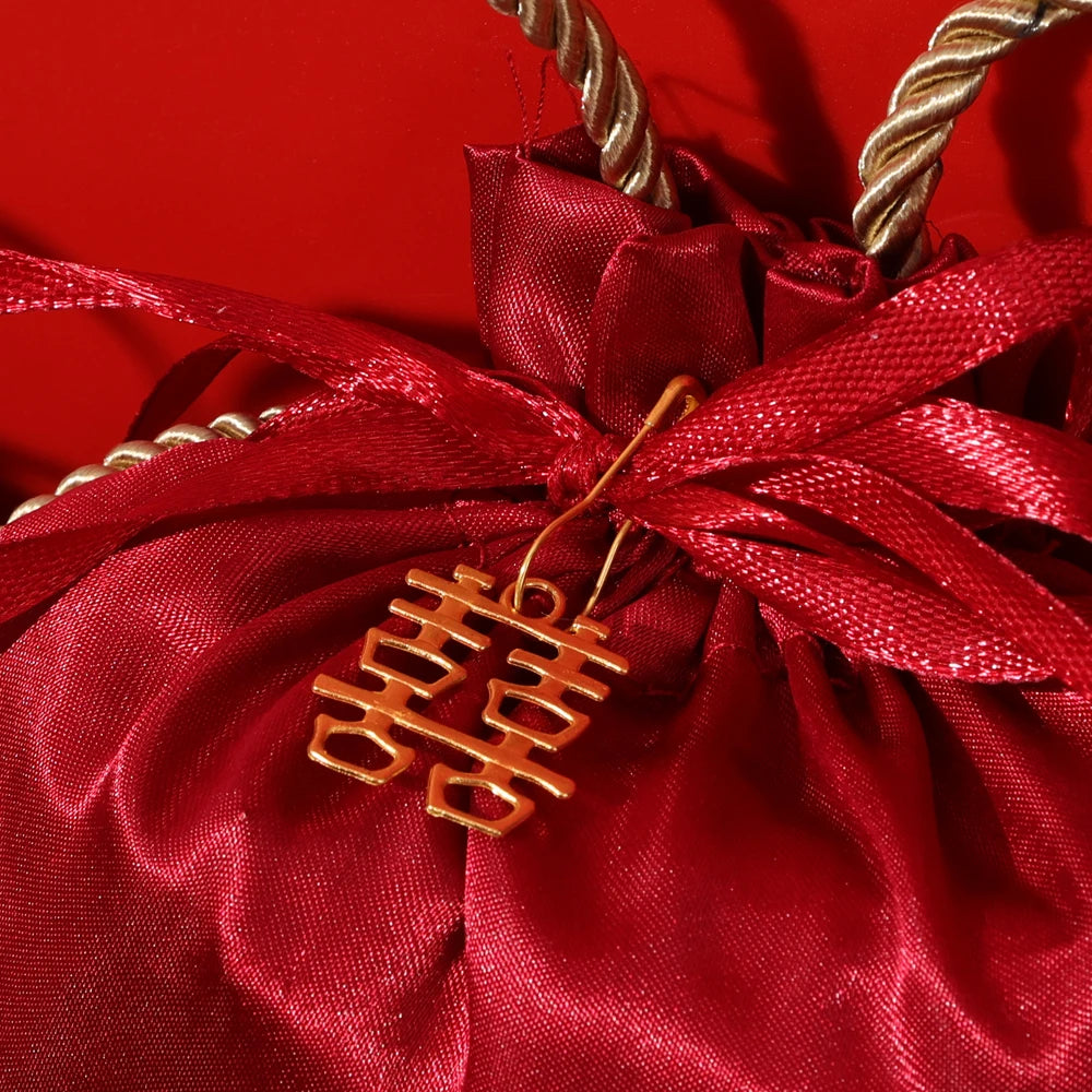 Sacchetto di stoffa con coulisse per i regali degli ospiti delle nozze, colore rosso.