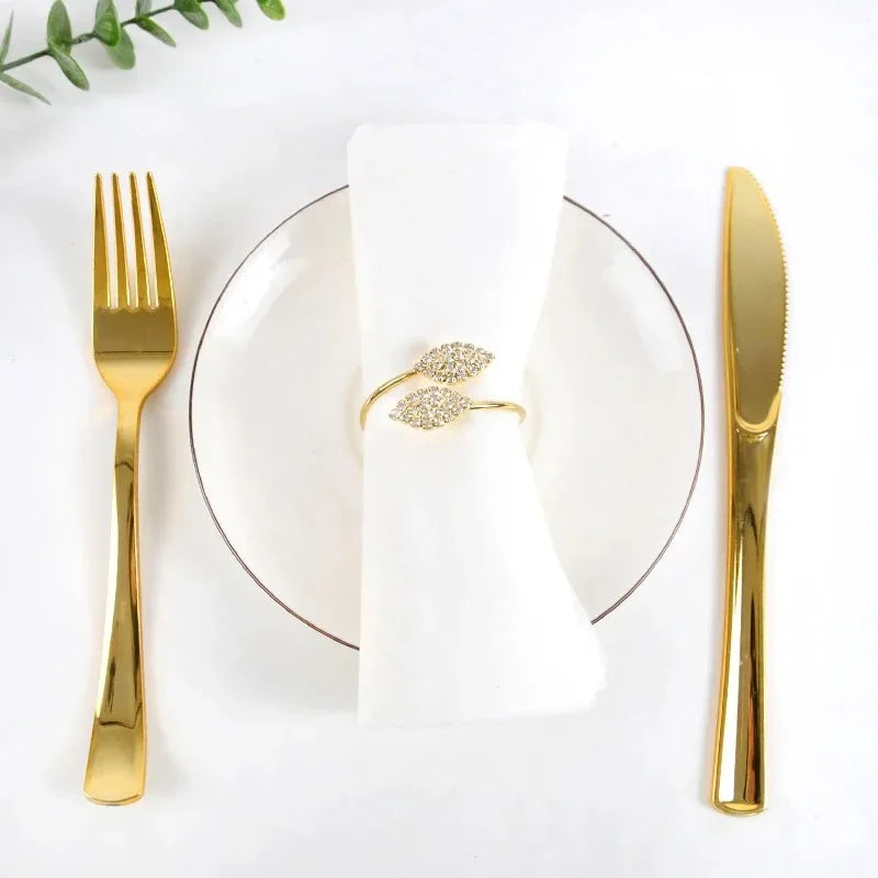 Anillos de servilleta con hojas, elegante decoración de mesa con hojas doradas y plateadas.