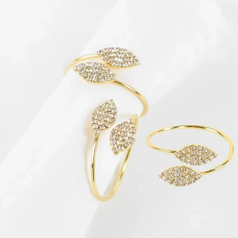 Anillos de servilleta con hojas, elegante decoración de mesa con hojas doradas y plateadas.
