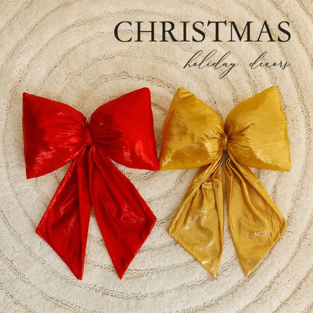 Decorazione natalizia con fiocchi rossi di grandi dimensioni per la punta dell'albero.