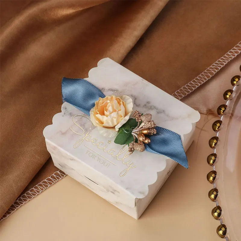 Scatola porta caramelle con fiori, quadrata, rosa, nastro, sacchetto di carta, 5 pezzi.