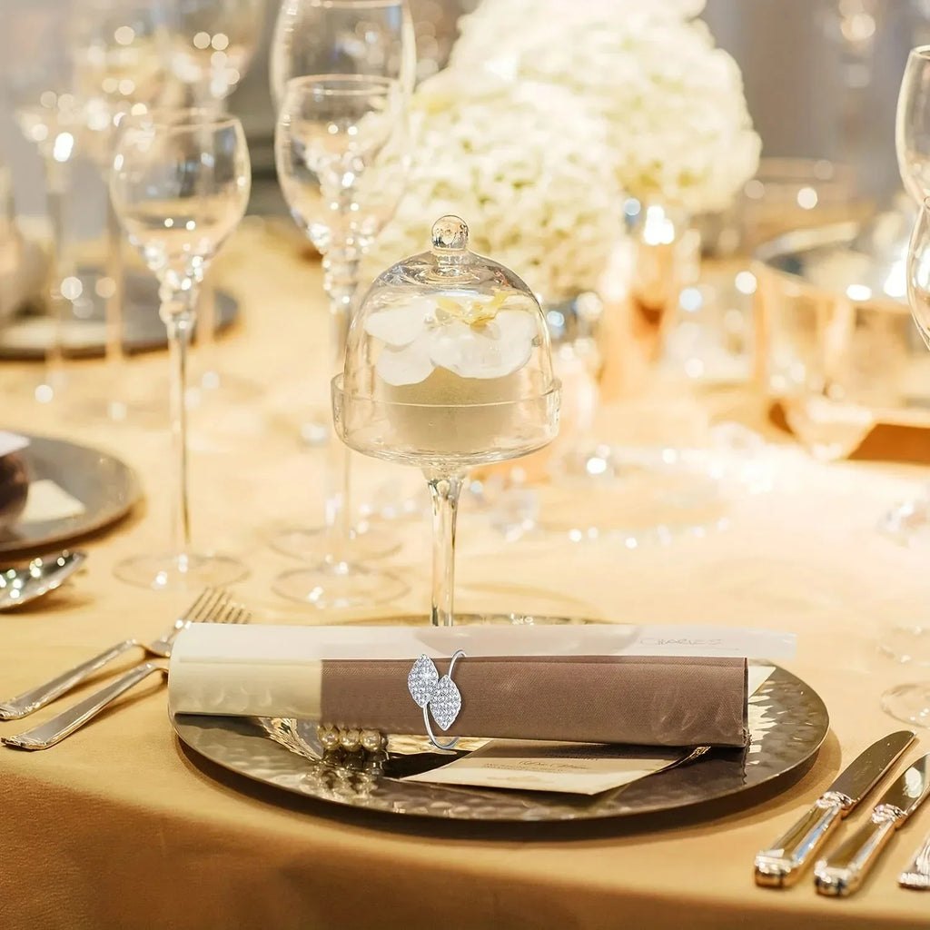 Anillos de servilleta con hojas, elegante decoración de mesa con hojas doradas y plateadas.
