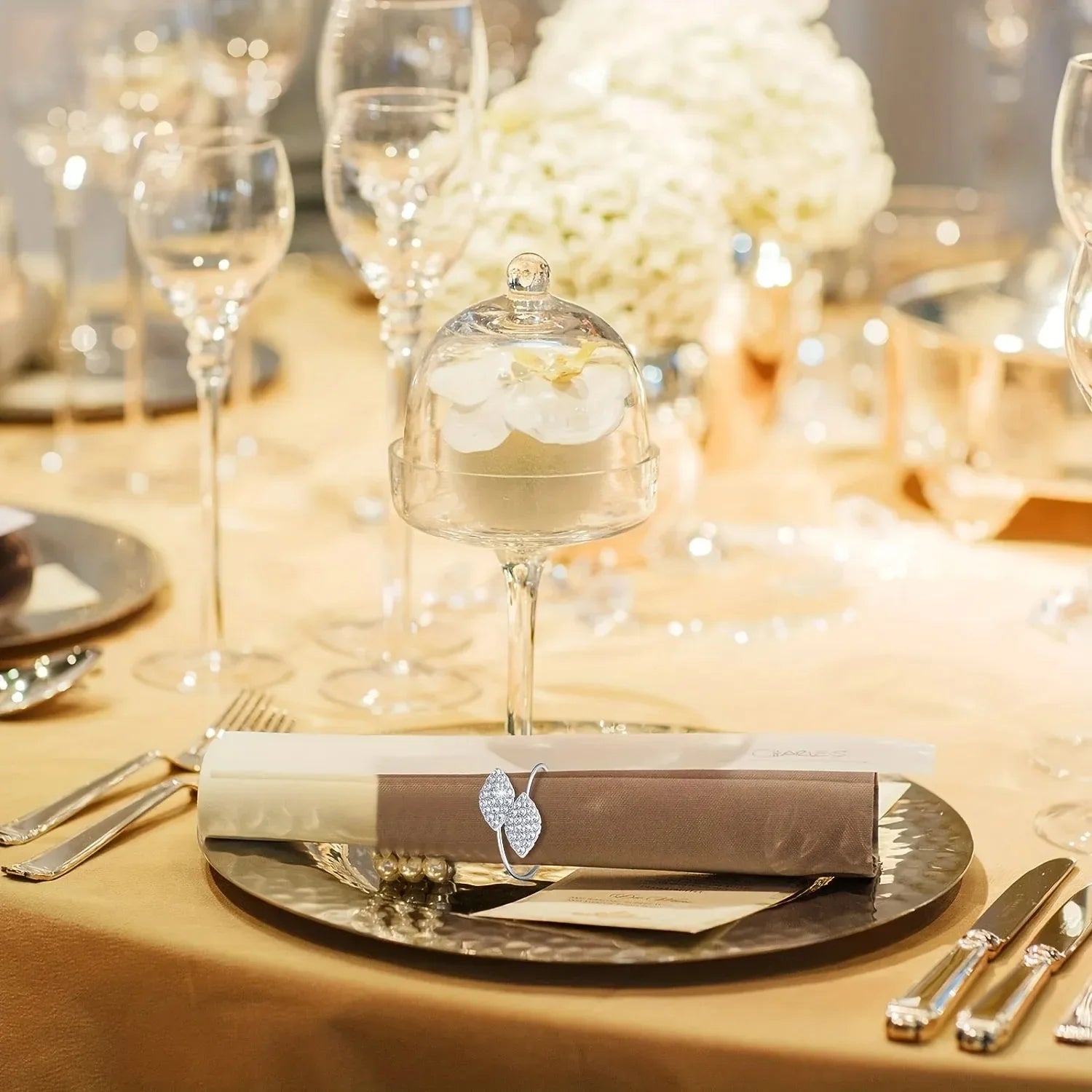 Anillos de servilleta con hojas, elegante decoración de mesa con hojas doradas y plateadas.