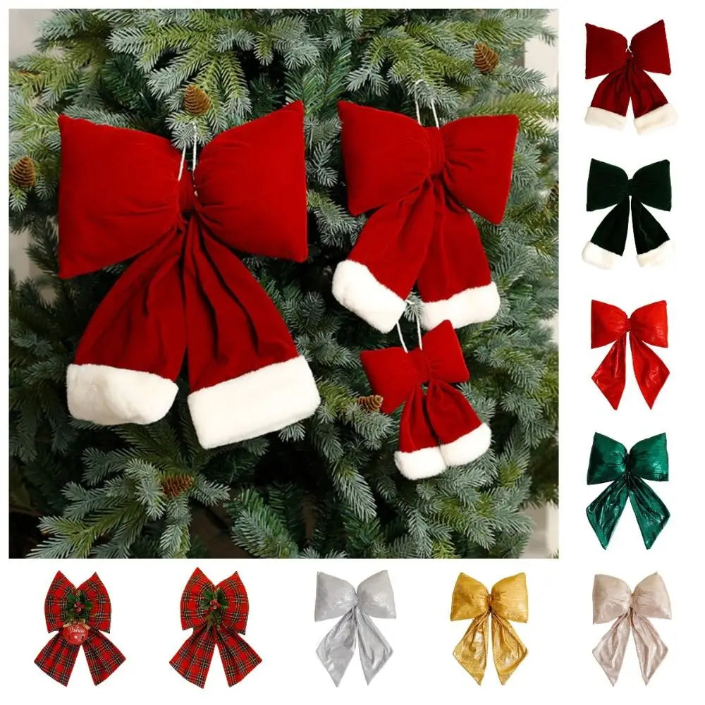 Decorazione natalizia con fiocchi rossi di grandi dimensioni per la punta dell'albero.