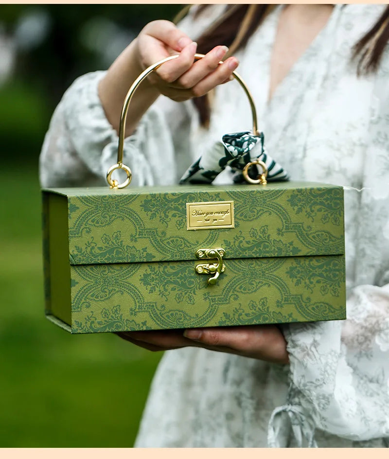 Scatola regalo in metallo con sciarpa di lusso.