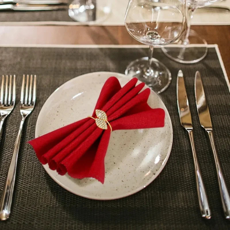 Anillos de servilleta con hojas, elegante decoración de mesa con hojas doradas y plateadas.