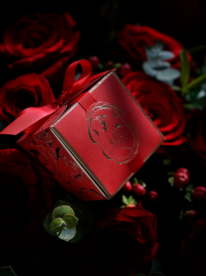 Scatole regalo in cartone con fiori di tulipani e caramelle.