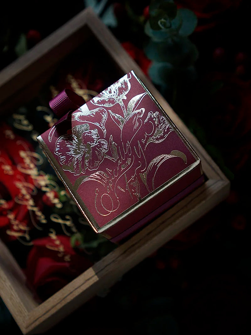 Scatole regalo in cartone con fiori di tulipani e caramelle.