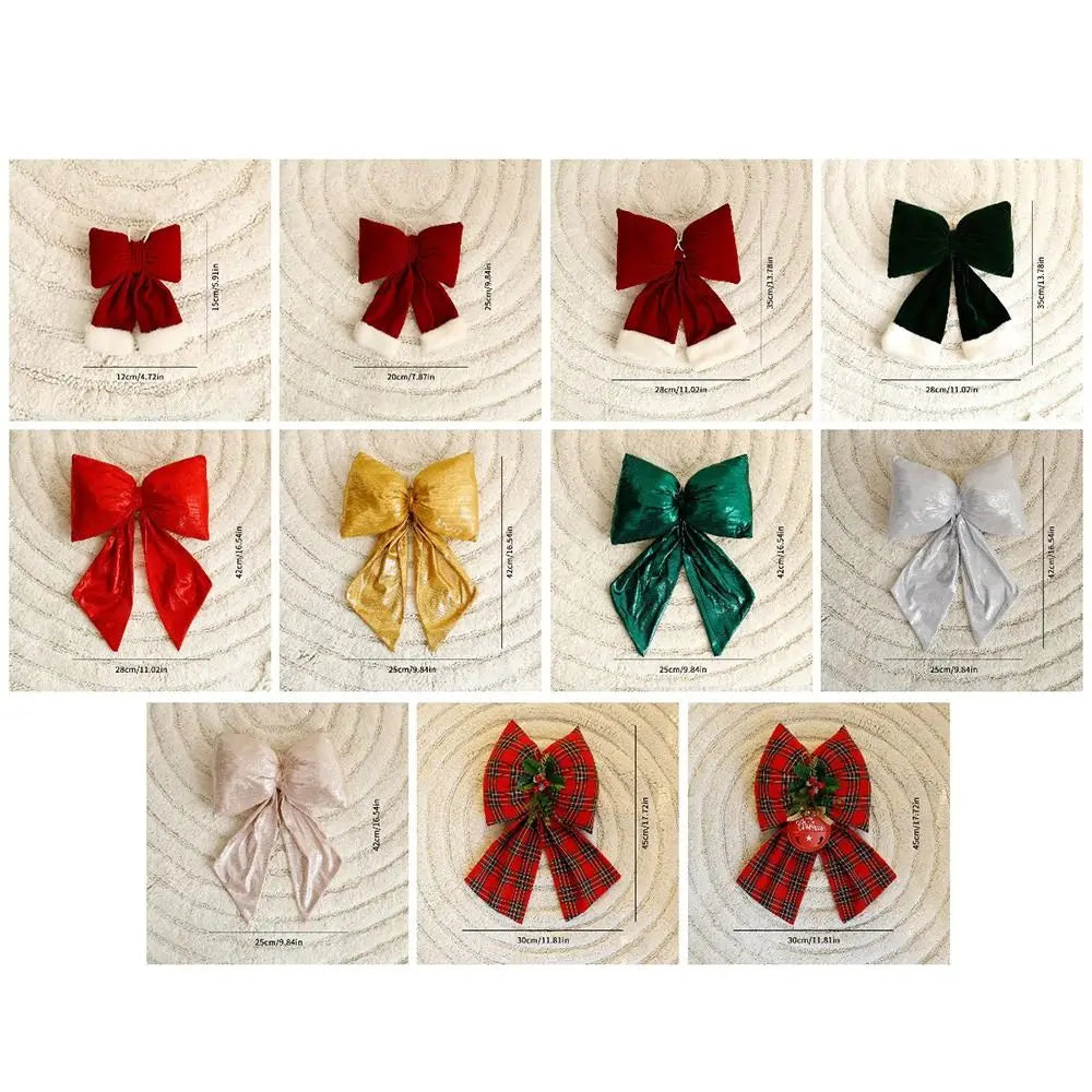 Decorazione natalizia con fiocchi rossi di grandi dimensioni per la punta dell'albero.