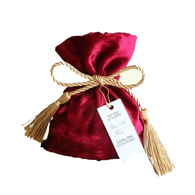 Borsa in velluto con coulisse e nappa.