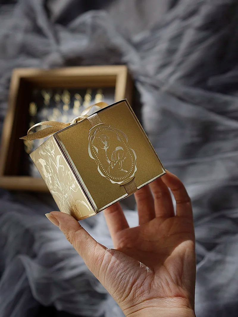 Scatole regalo in cartone con fiori di tulipani e caramelle.