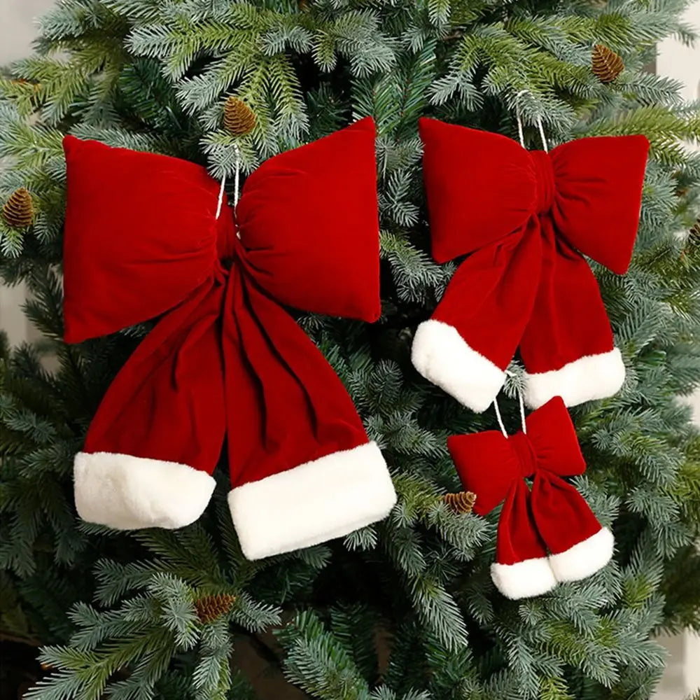 Decorazione natalizia con fiocchi rossi di grandi dimensioni per la punta dell'albero.