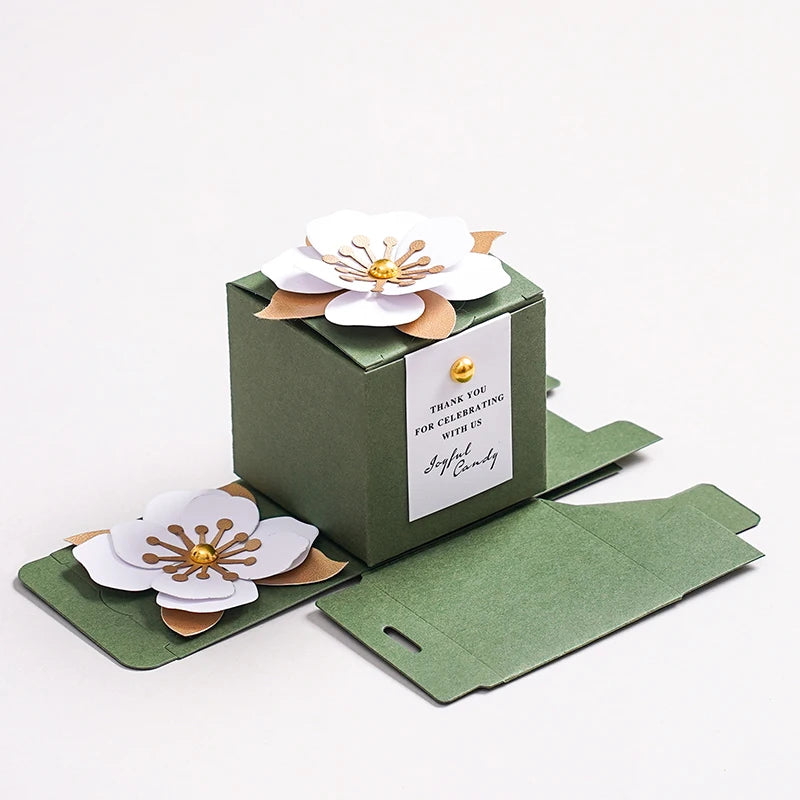 Scatola portaconfetti per matrimonio, verde, creativa, quadrata, personalizzata con fiori.