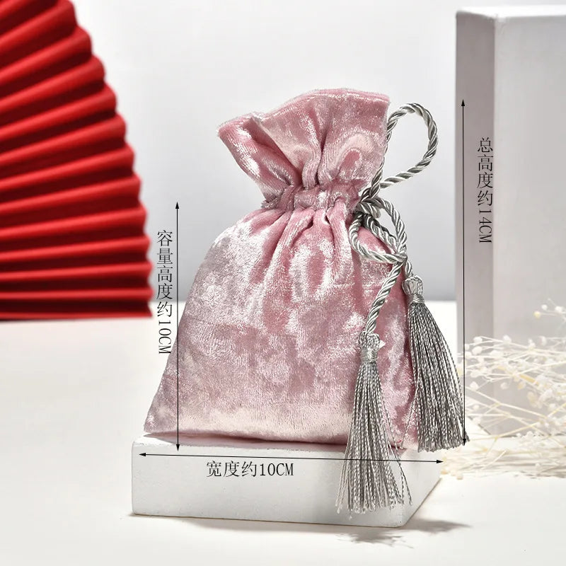 Borsa in velluto con coulisse e nappa.