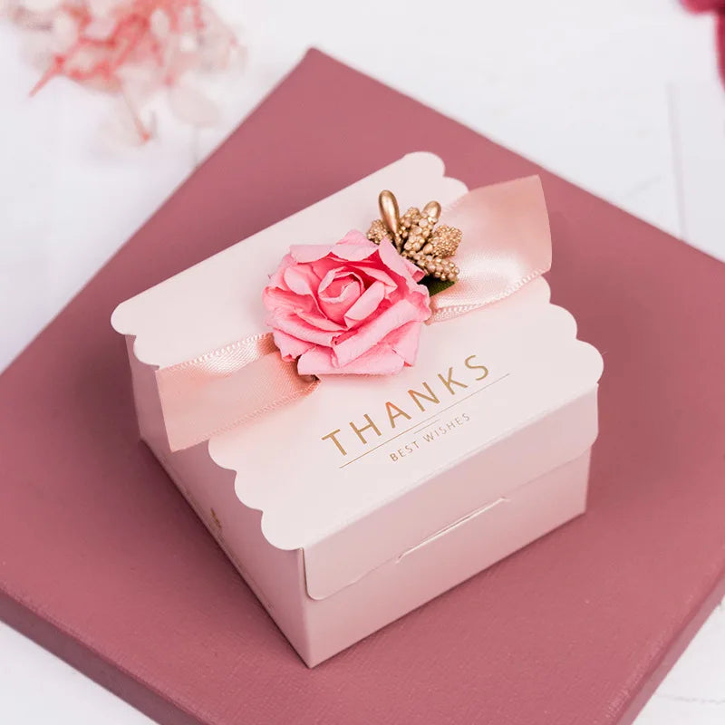 Scatola porta caramelle con fiori, quadrata, rosa, nastro, sacchetto di carta, 5 pezzi.