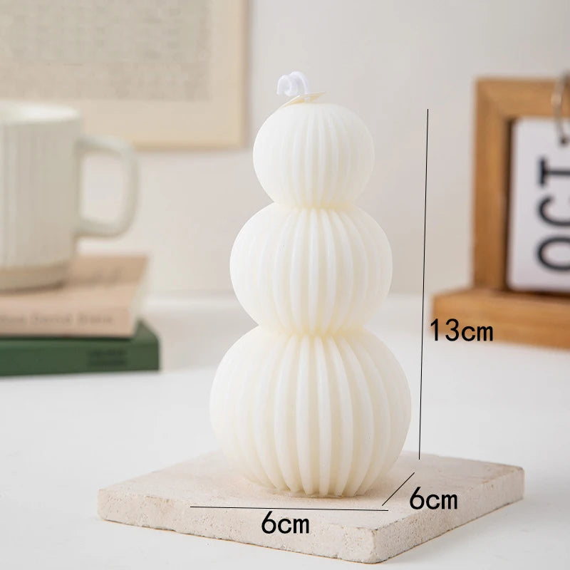 Kreativer Duftkerzenduft mit geometrischem Wellenball.