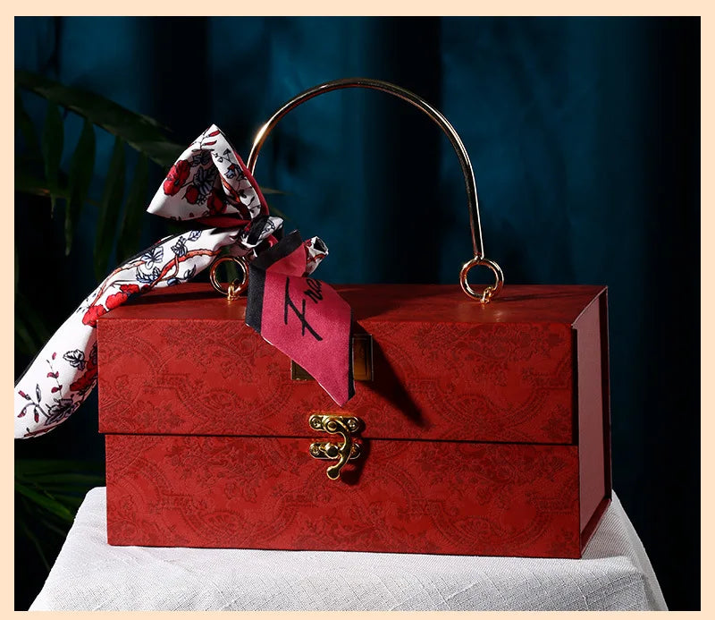 Scatola regalo in metallo con sciarpa di lusso.