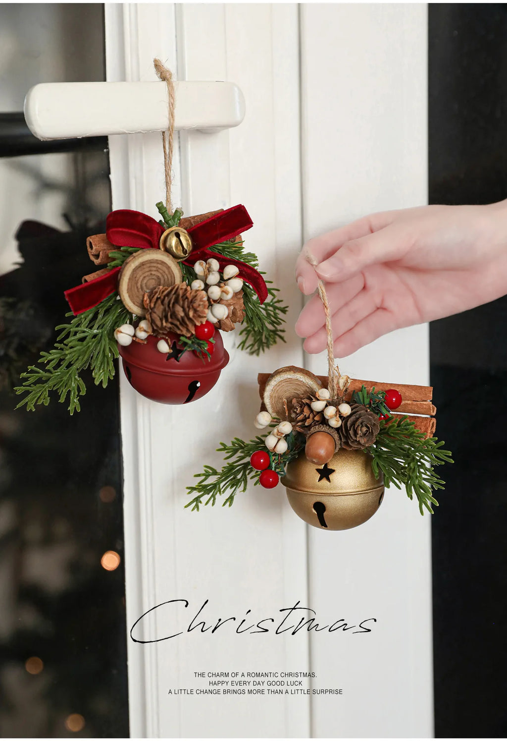 Campanas de Navidad, astas, lazos, piñas, árbol de Navidad.
